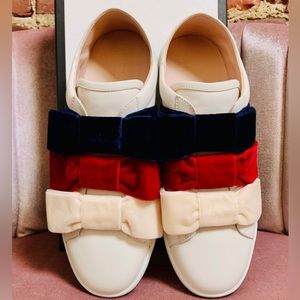 Gucci Ace Sylvie Velvet Bow Sneakers Sz EU 39
US Sz Size: 8.5 NWT Limited